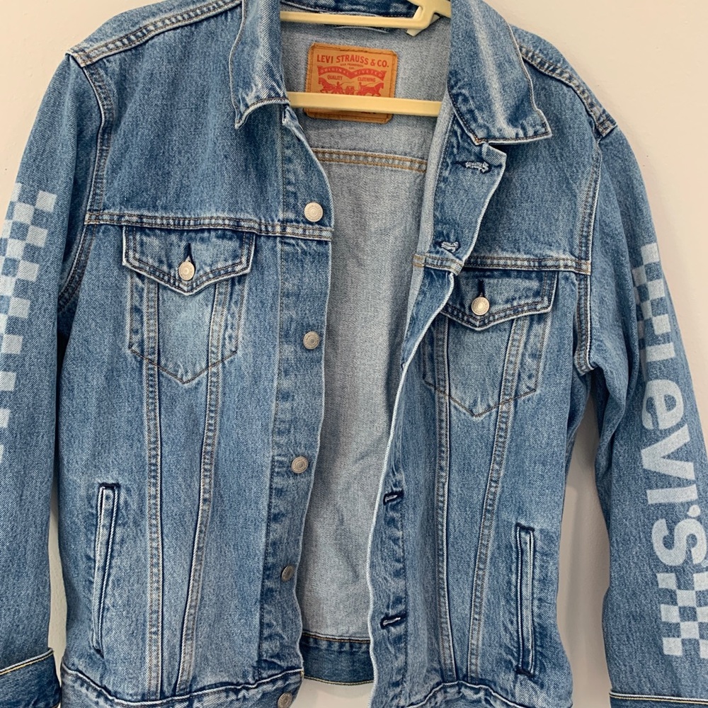 Levi’s oversized logo sleeve light denim jacket - Picture 2 of 9